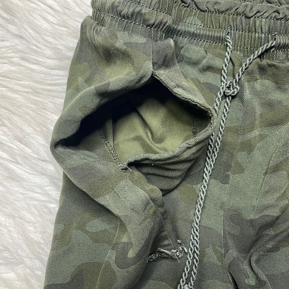 ✅(Donated) Knox Rose Boho Camo Tassle Toe Shorts - Picture 4 of 6